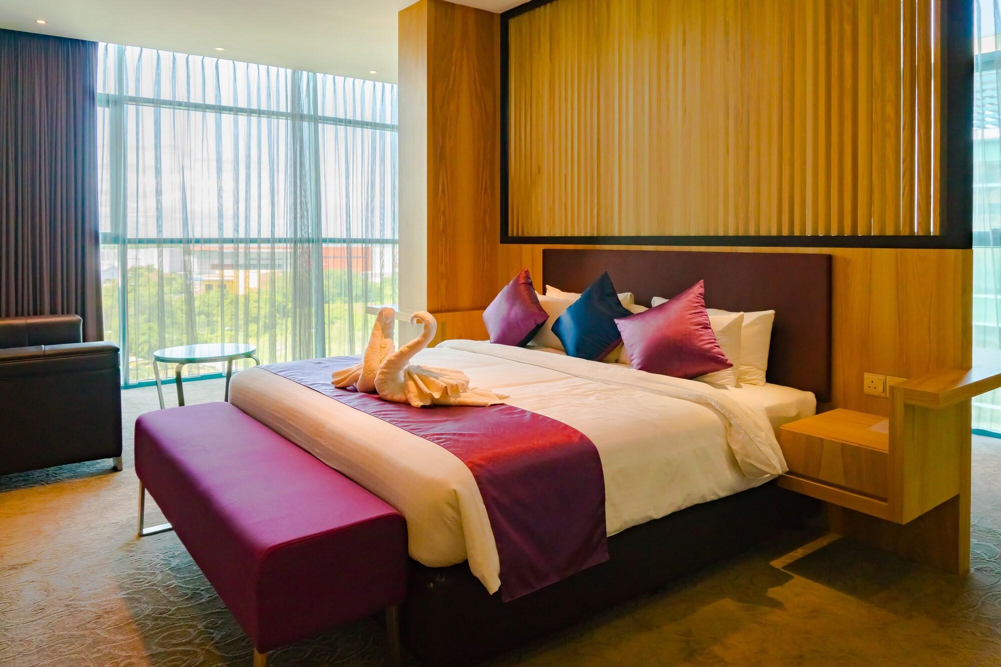 Greens Hotel & Suites Bintulu Exterior foto